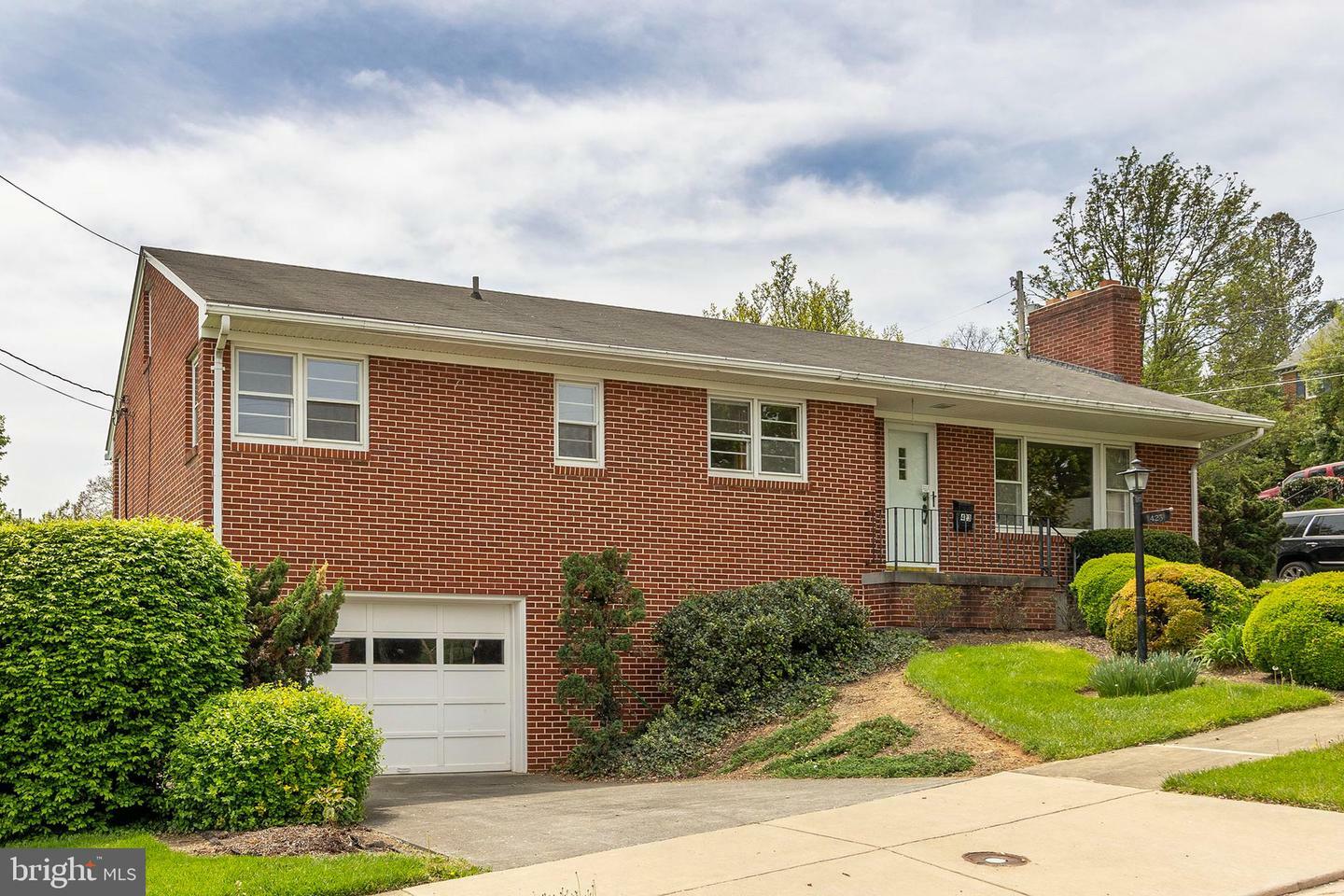 Property Photo: 423 W Monmouth Street VA 22601