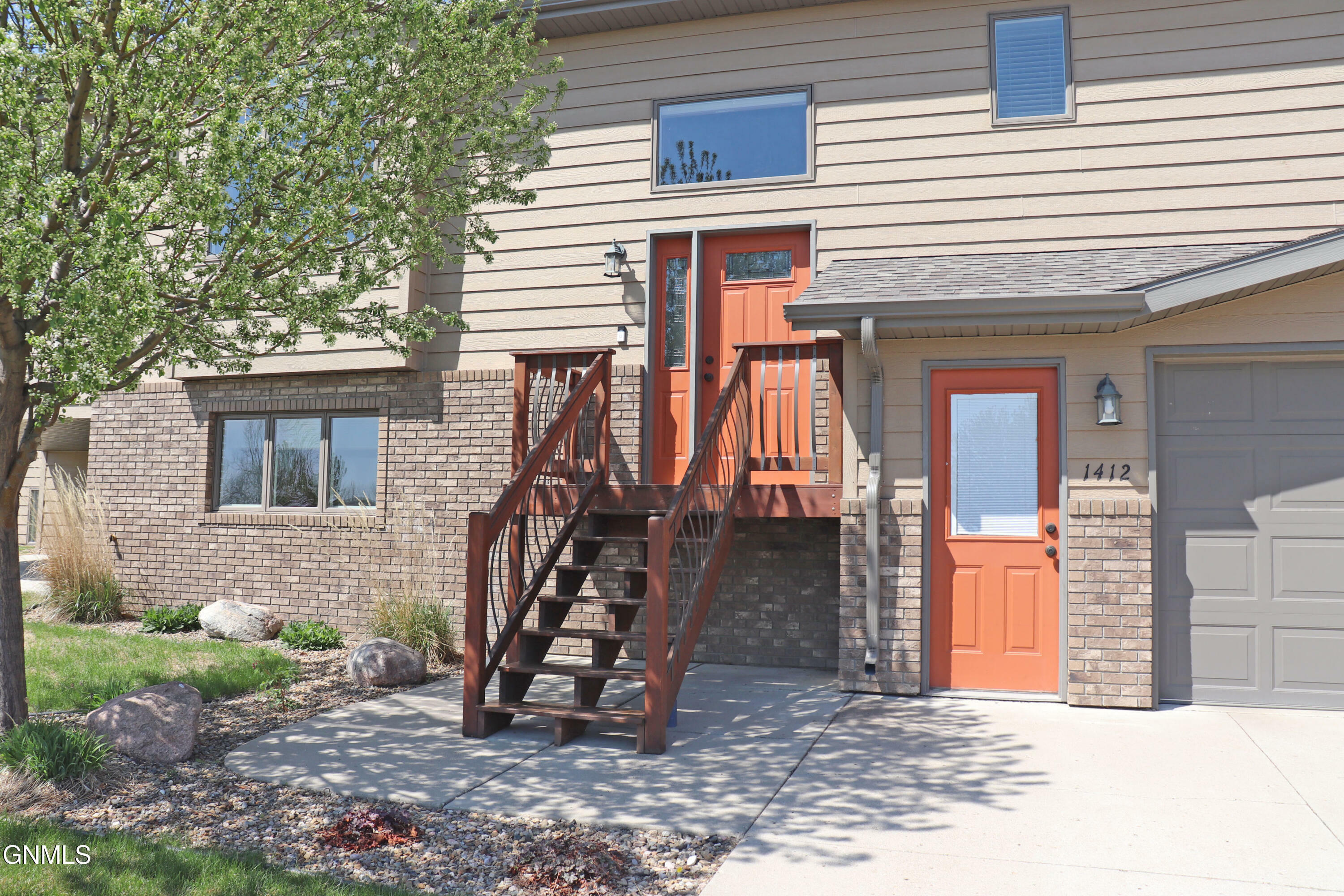 Property Photo: 1412 Sharloh Lp ND 58501