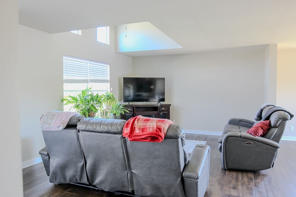 Property Photo: 4917 Richmond Avenue IA 50317