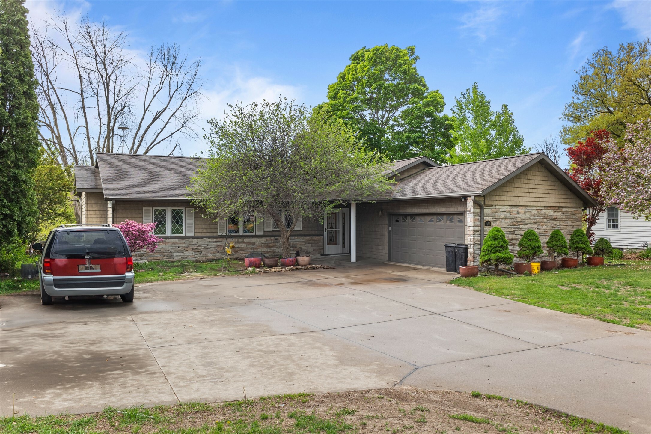 Property Photo: 1608 W Lincoln Way IA 50158