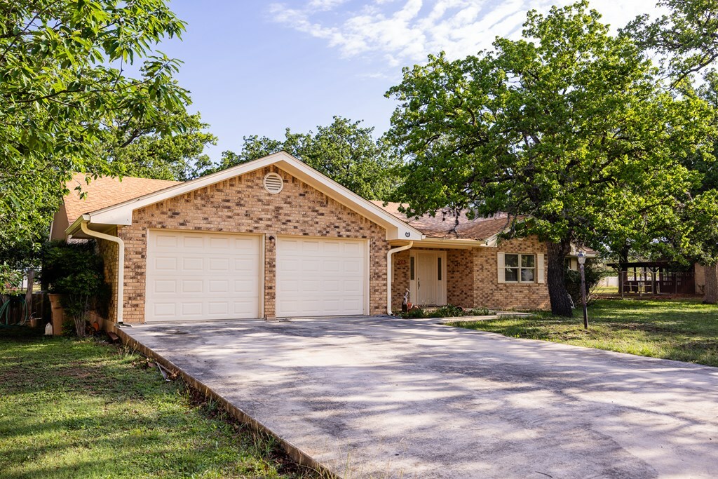 Property Photo: 115 E Windwood Rd TX 78028