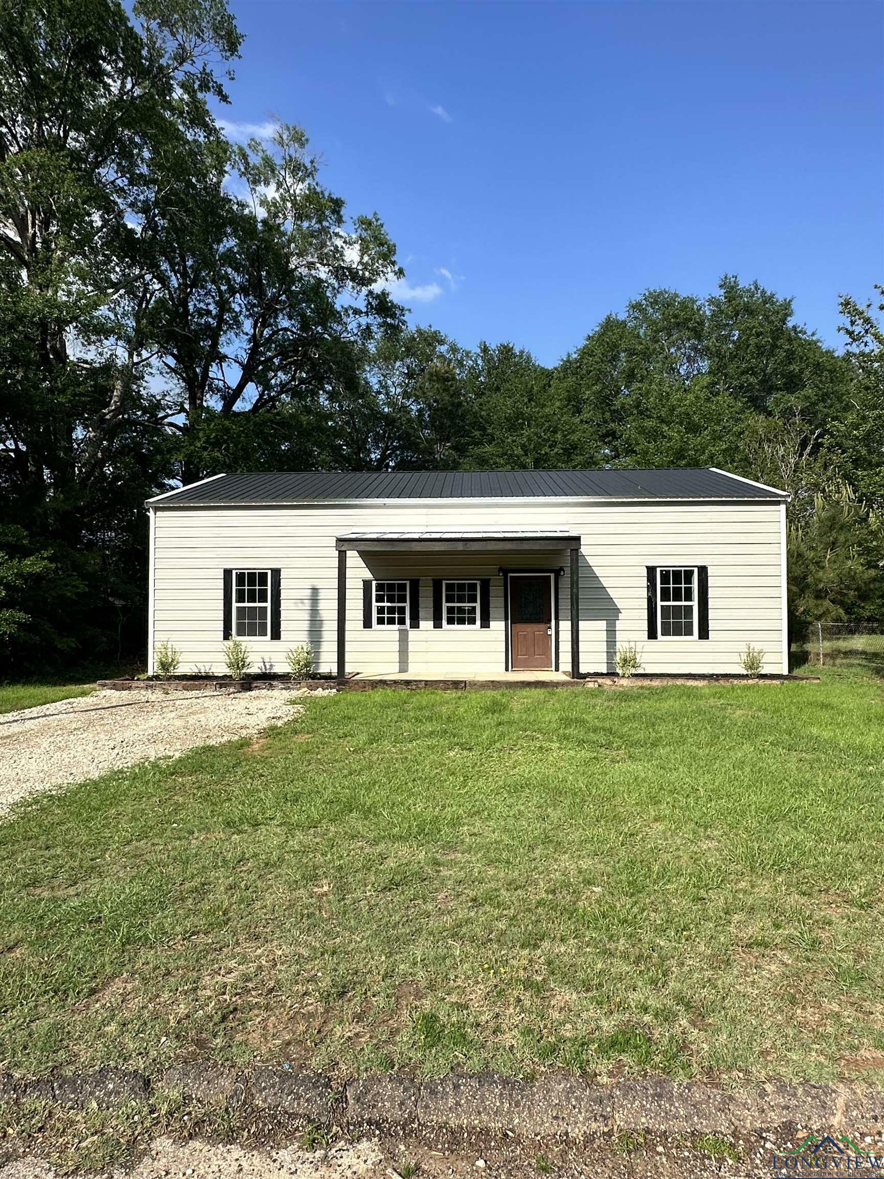 Property Photo: 210 Empire St TX 75647