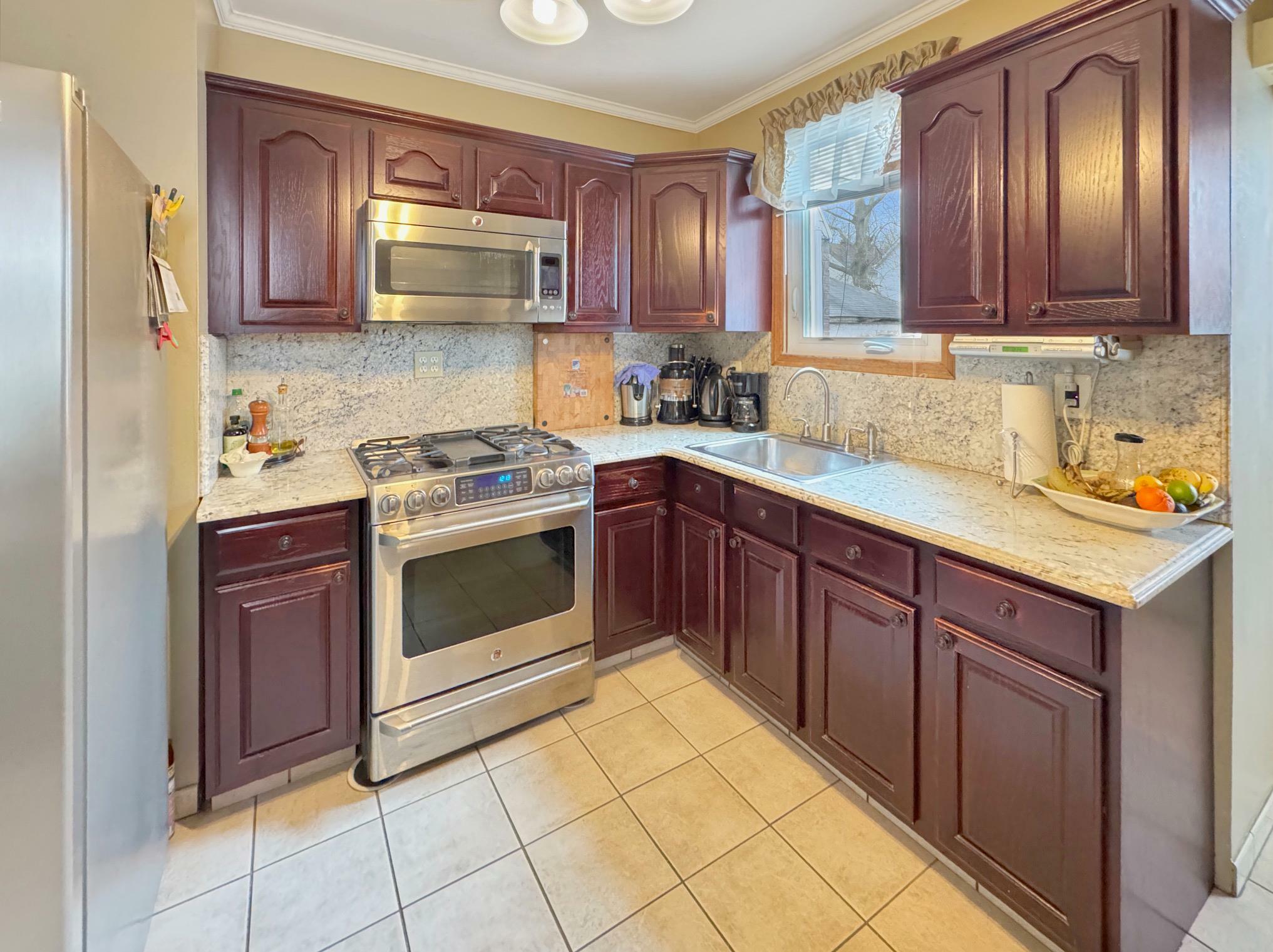 Property Photo:  105-28 92 Street  NY 11417 