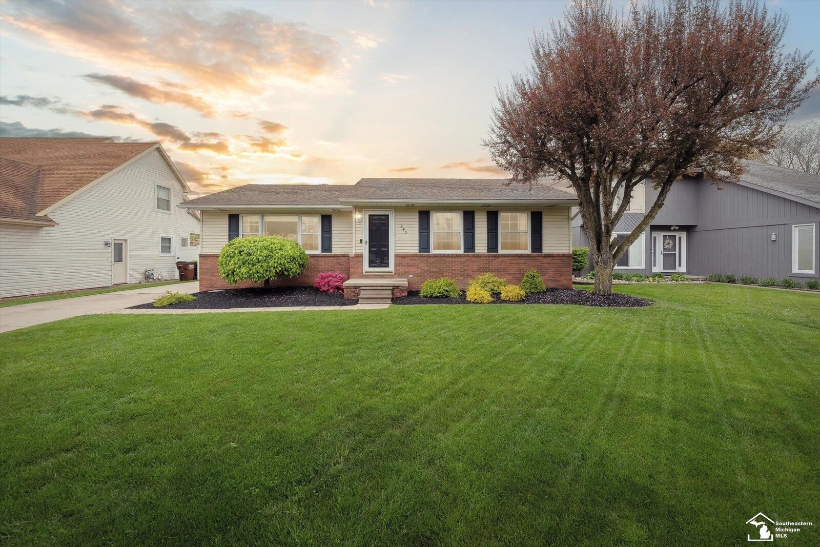 Property Photo: 645 N Roessler Street MI 48162