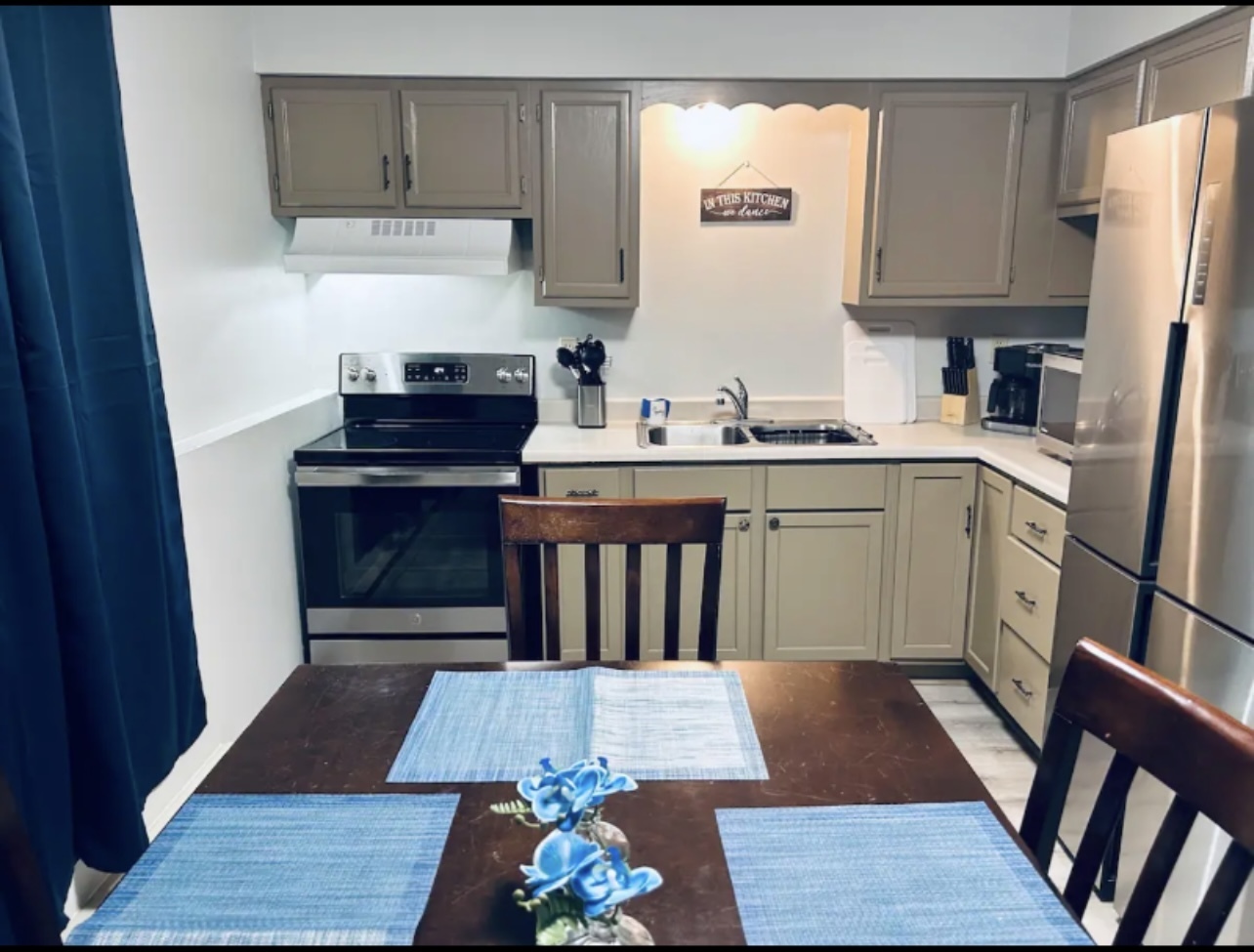 Property Photo: 315 Bush Street 4 IL 60115