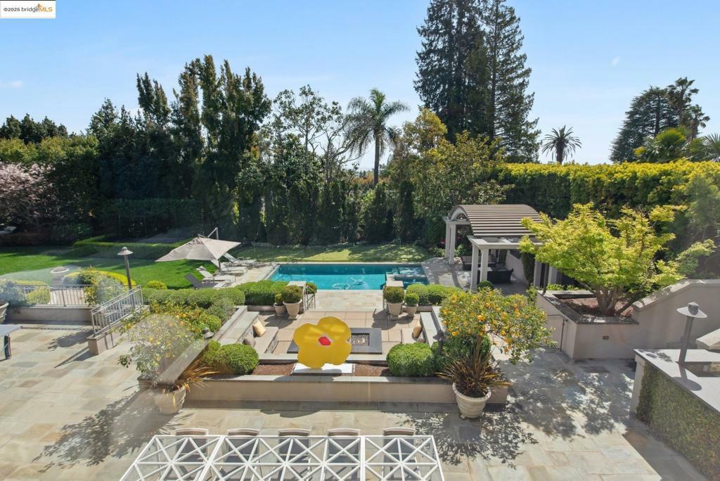 Property Photo: 44 Farragut Ave CA 94610-1217