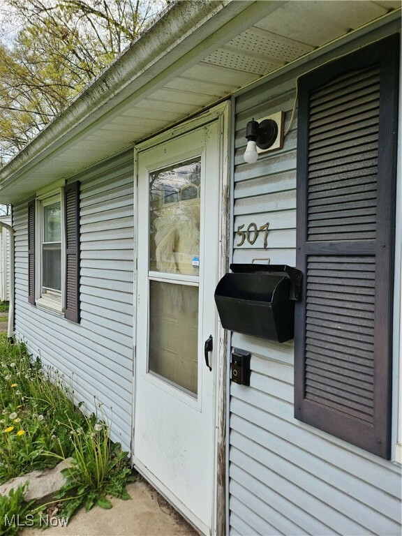 Property Photo: 507 Oak Circle SW OH 44485