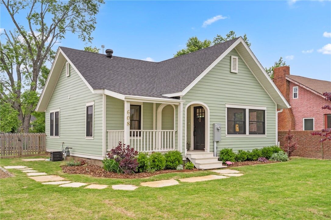Property Photo:  608 N Main Street  AR 72712 