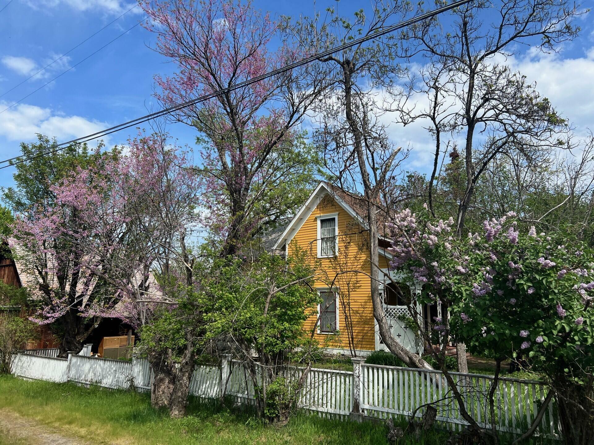 Property Photo: 220 8th Street OR 97530