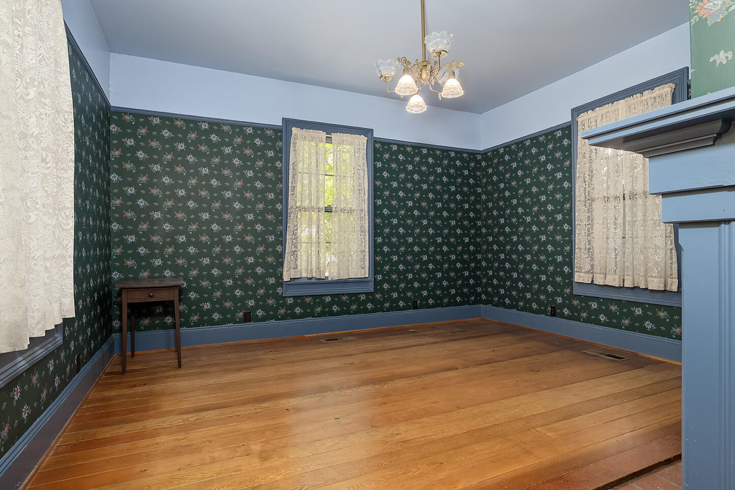 Property Photo: 220 8th Street OR 97530