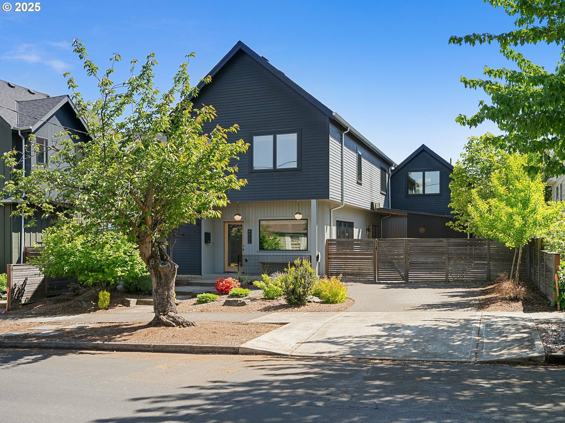 Property Photo:  4566 NE Cesar E Chavez Blvd 1  OR 97211 