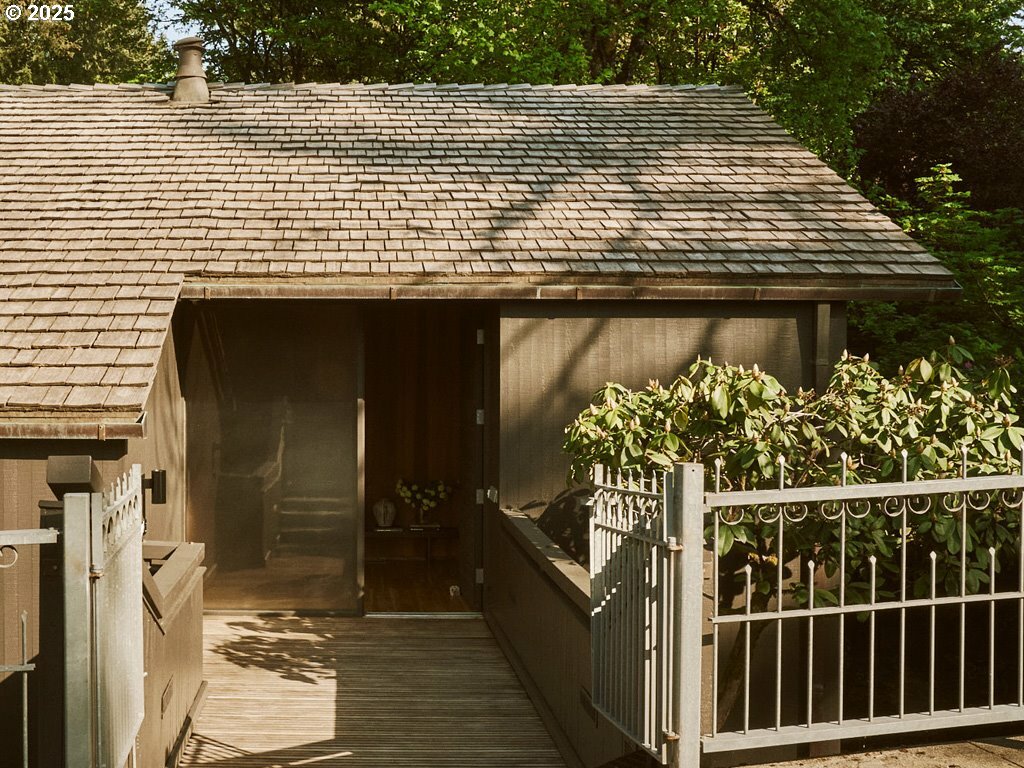 Property Photo: 2748 SW Talbot Rd OR 97201