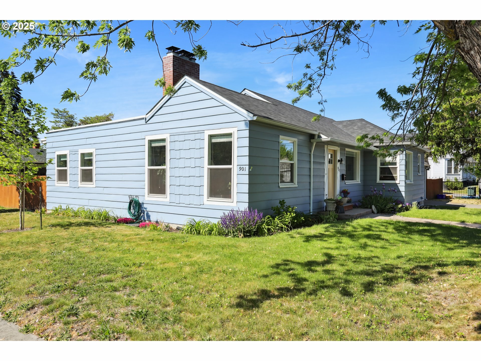 Property Photo: 901 W 9th St OR 97058
