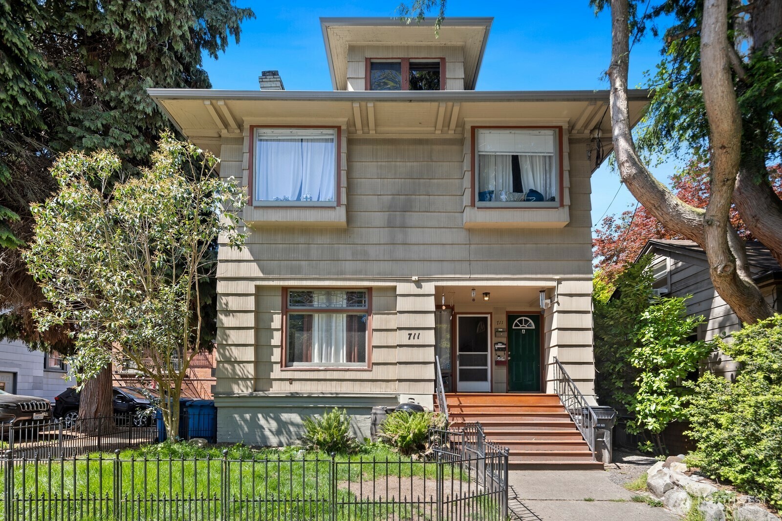 Property Photo: 711 Summit Avenue E WA 98102