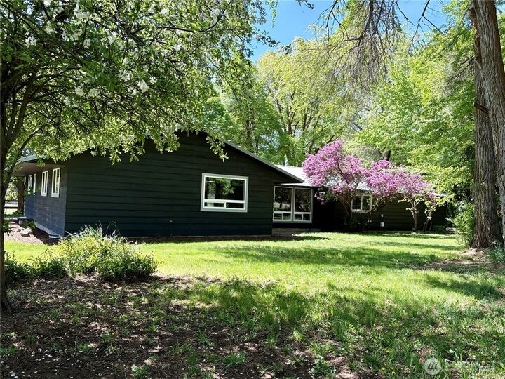 Property Photo:  290  Game Farm Road  WA 98926 
