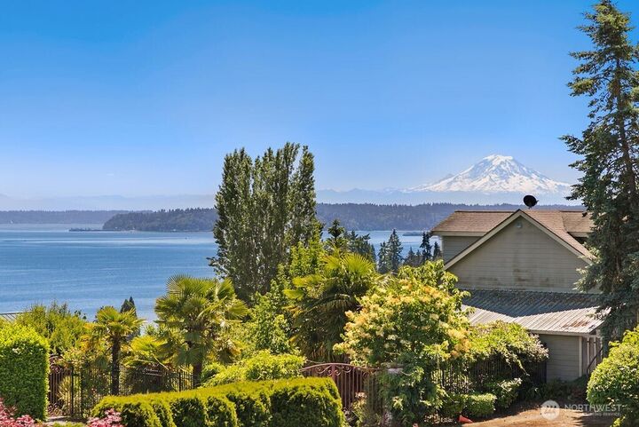 Property Photo:  2585  Alaska Avenue E  WA 98366 