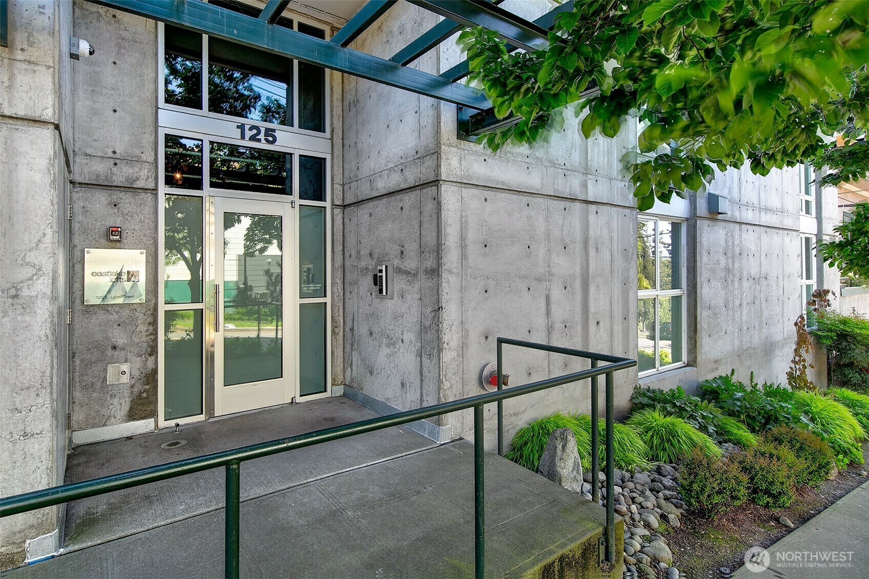 Property Photo: 125 E Lynn Street 205 WA 98102