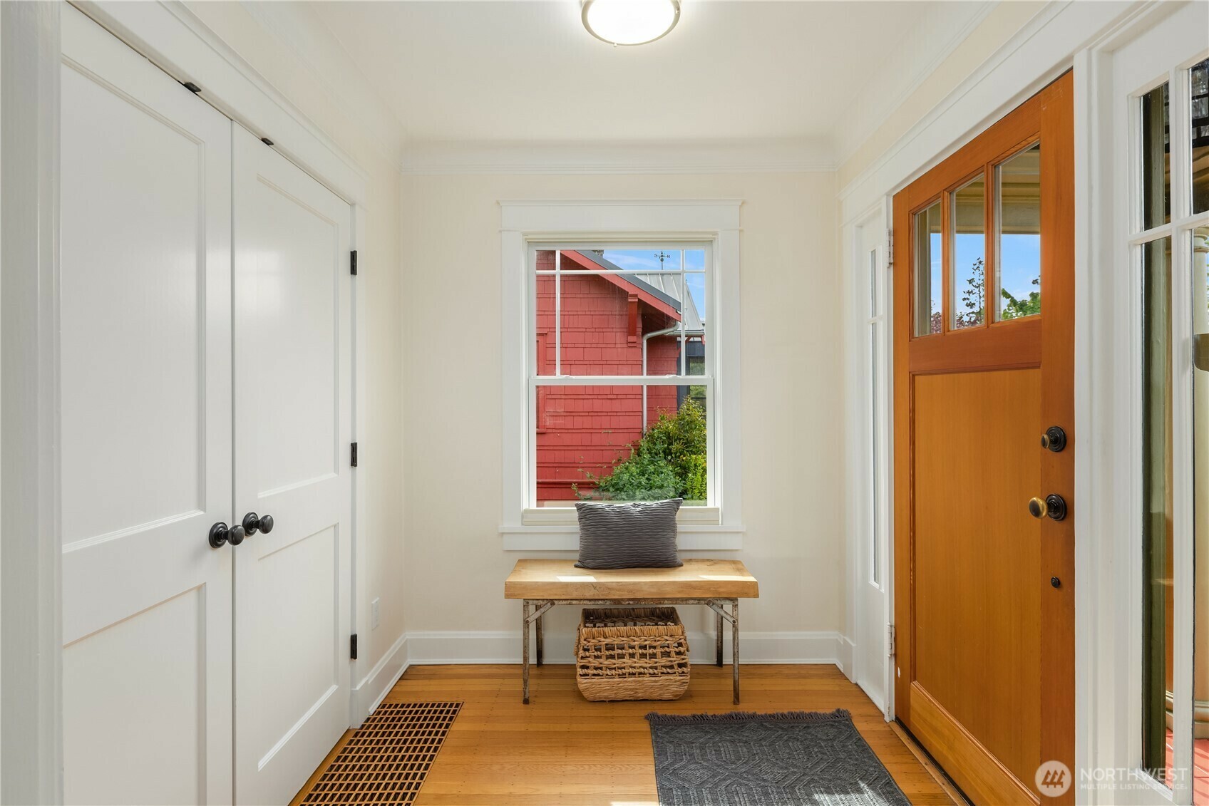 Property Photo: 2421 E Calhoun Street WA 98112