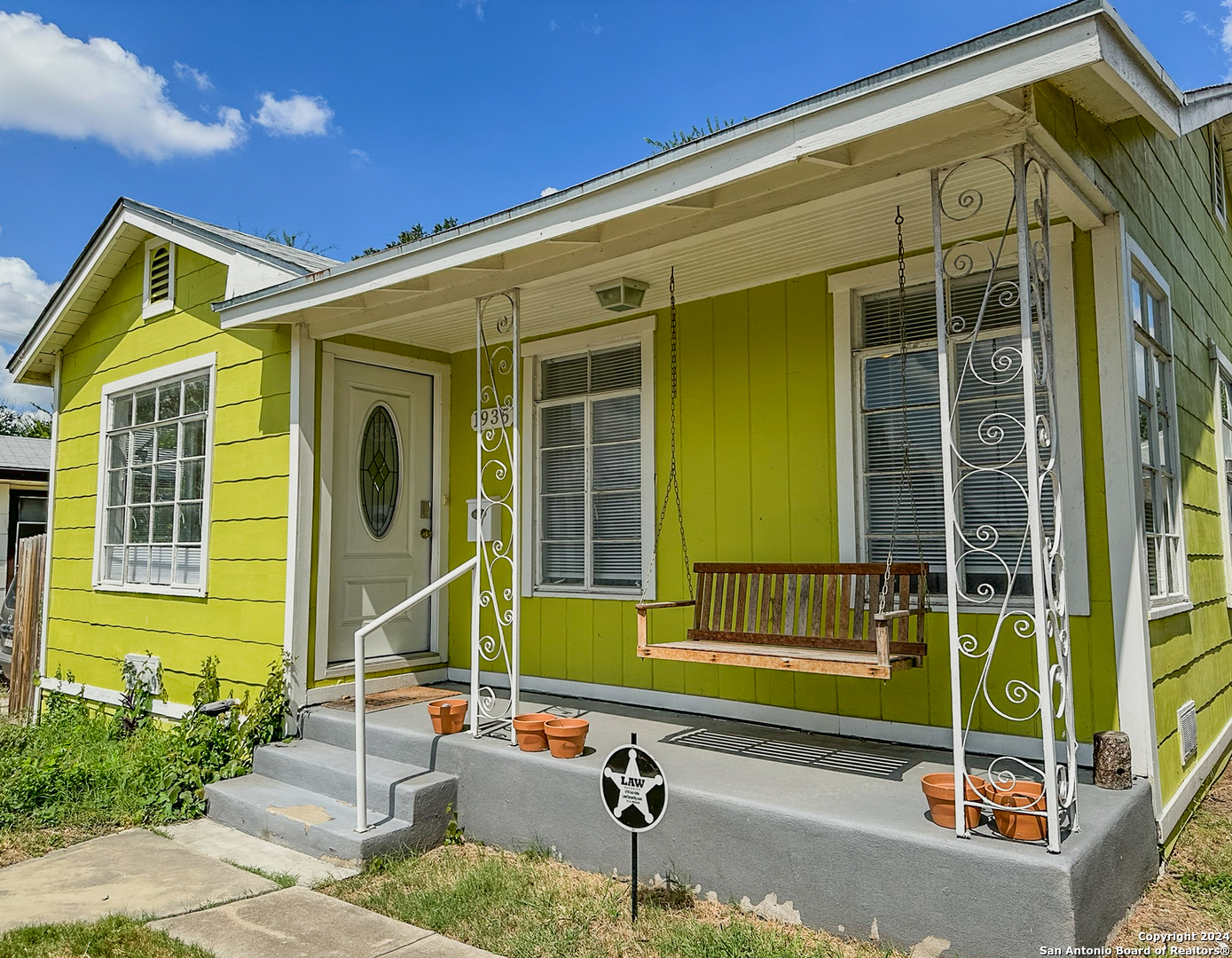 Property Photo: 1935 W Woodlawn Ave TX 78201