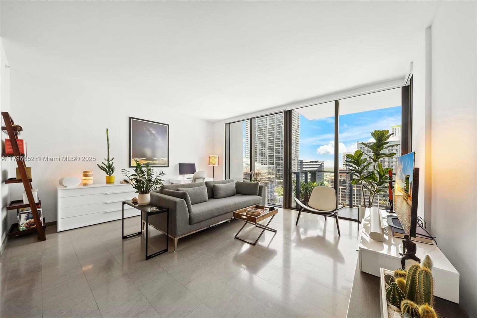 Property Photo: 68 SE 6th St 1708 FL 33131