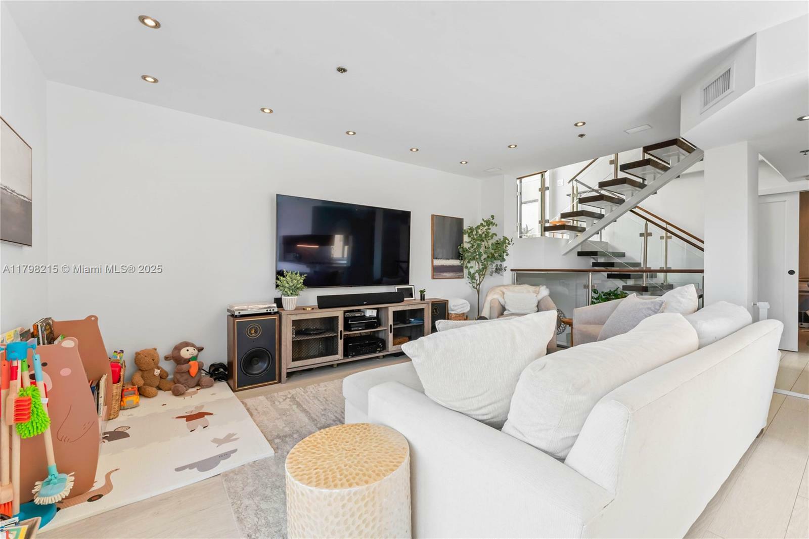 Property Photo: 140 Jefferson Ave 14020 FL 33139