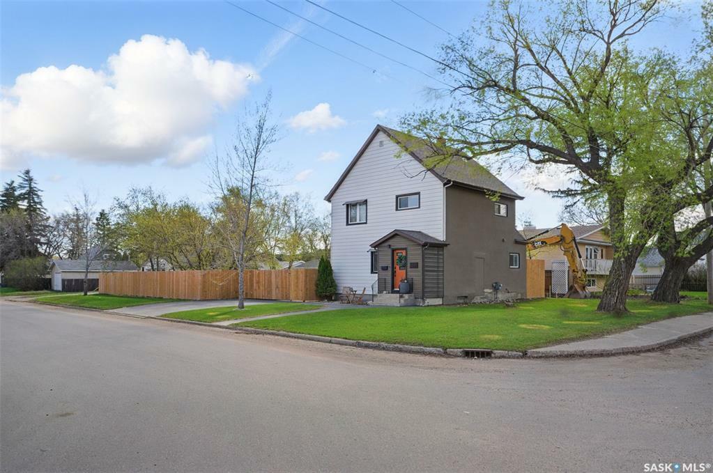 Property Photo: 1221 6th Avenue N SK S7K 2T6