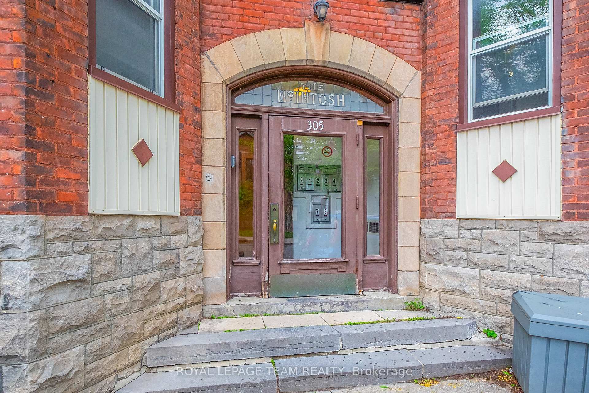 Property Photo: 305 Waverley Street ON K2P 0V9