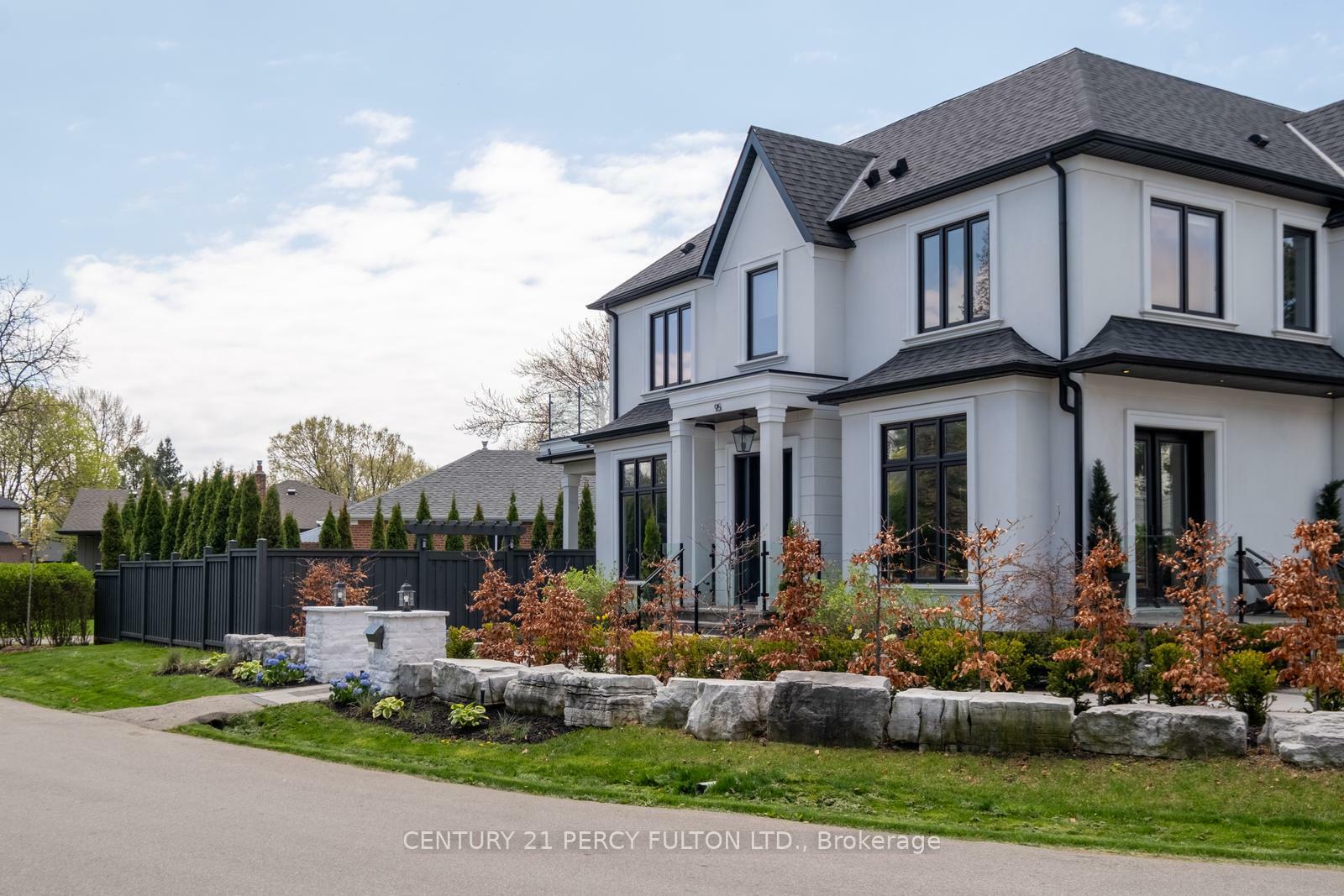 Photo de la propriété: 95 Great Oak Drive ON M9A 1N7