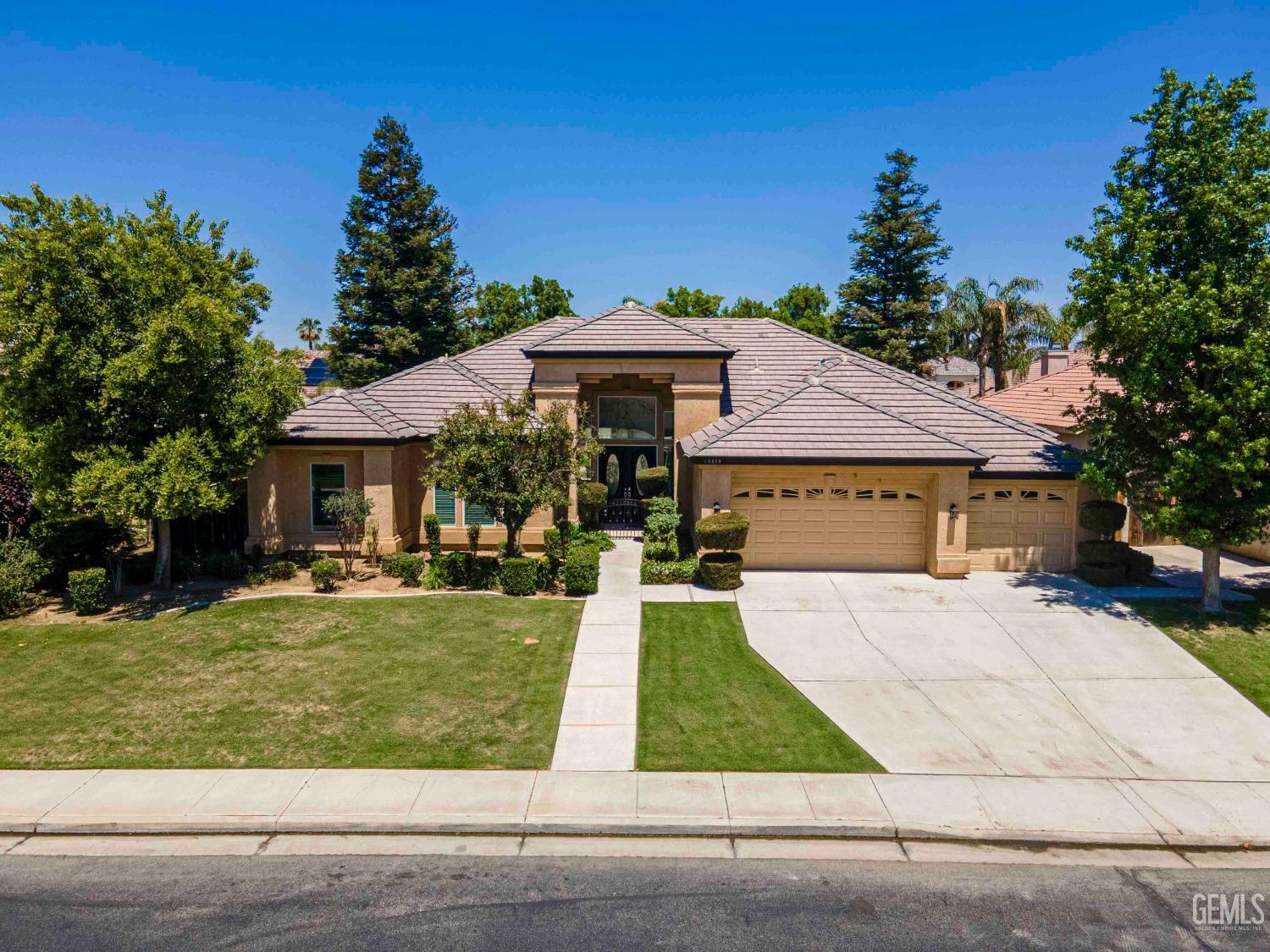 Property Photo: 13010 Williamsburg Place CA 93314