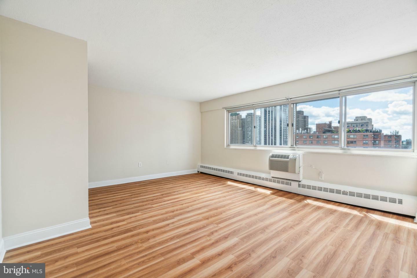 Property Photo: 2101 Chestnut Street 1514 PA 19103