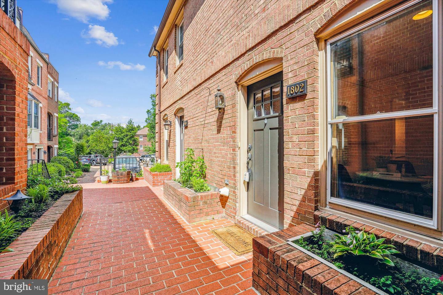 Property Photo: 1802 21st Street N VA 22209