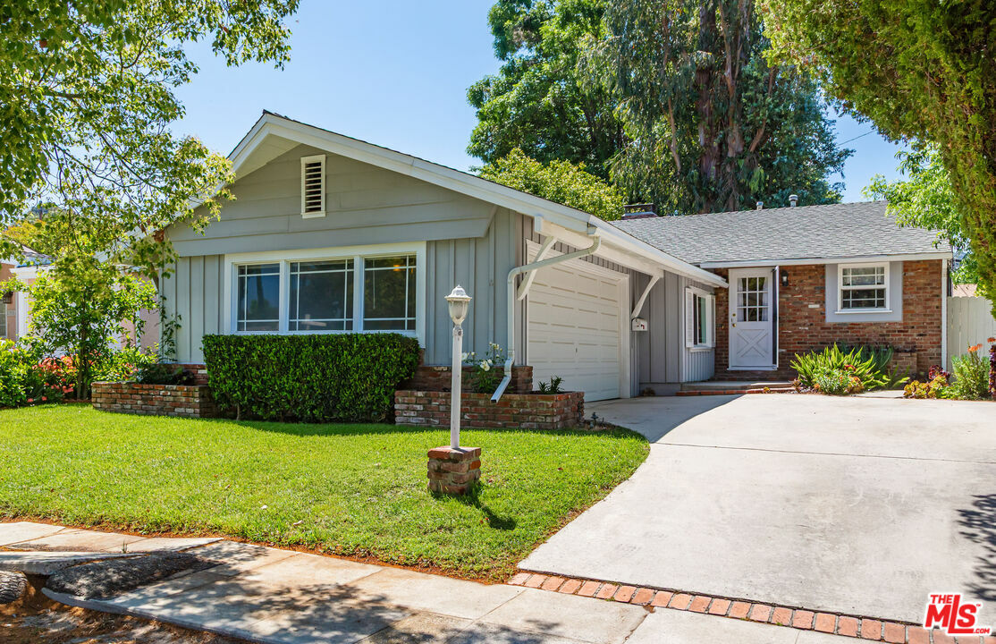 Property Photo: 21924 Buena Ventura St CA 91364