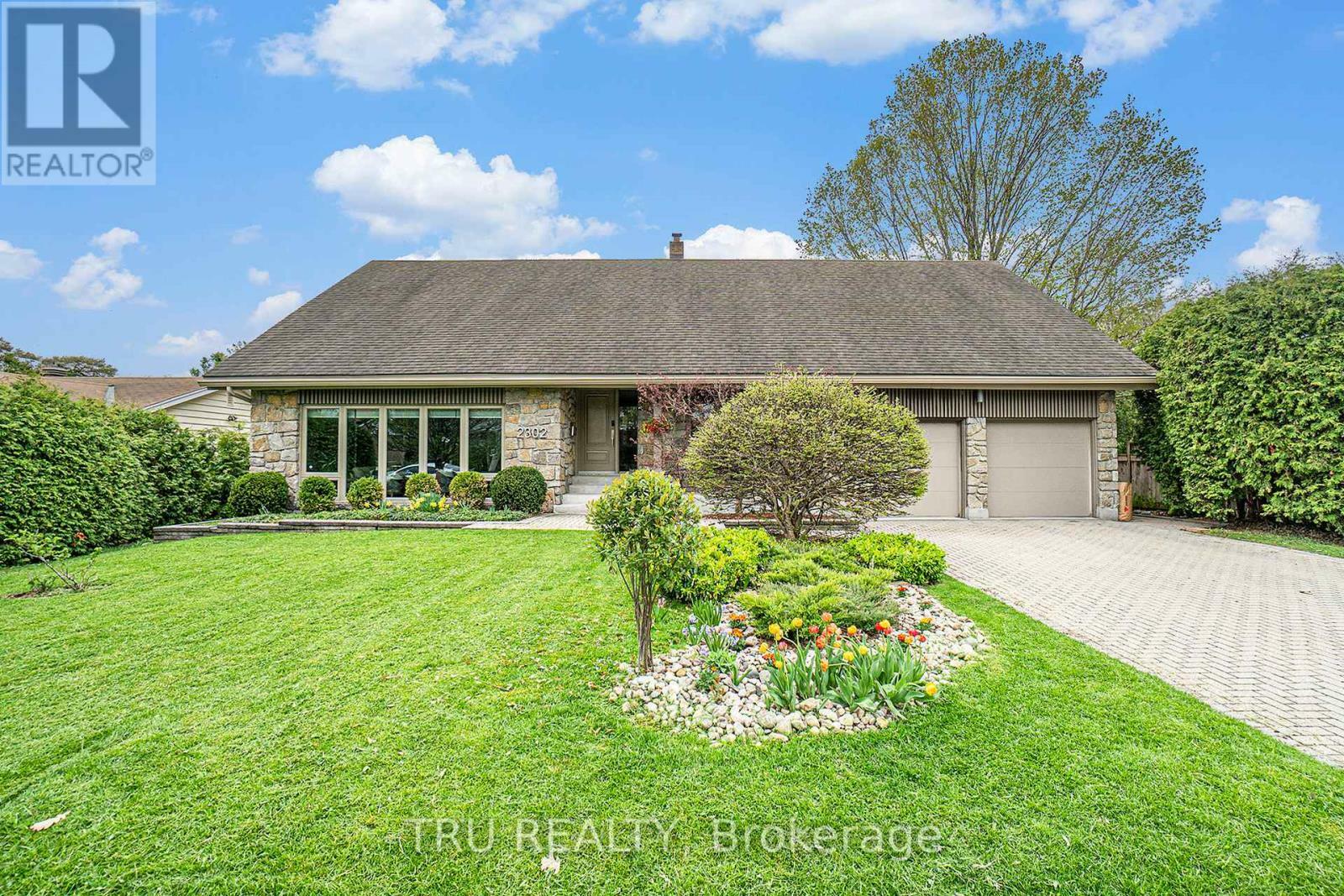 Photo de la propriété: 2302 Fox Crescent ON K2B 7K6