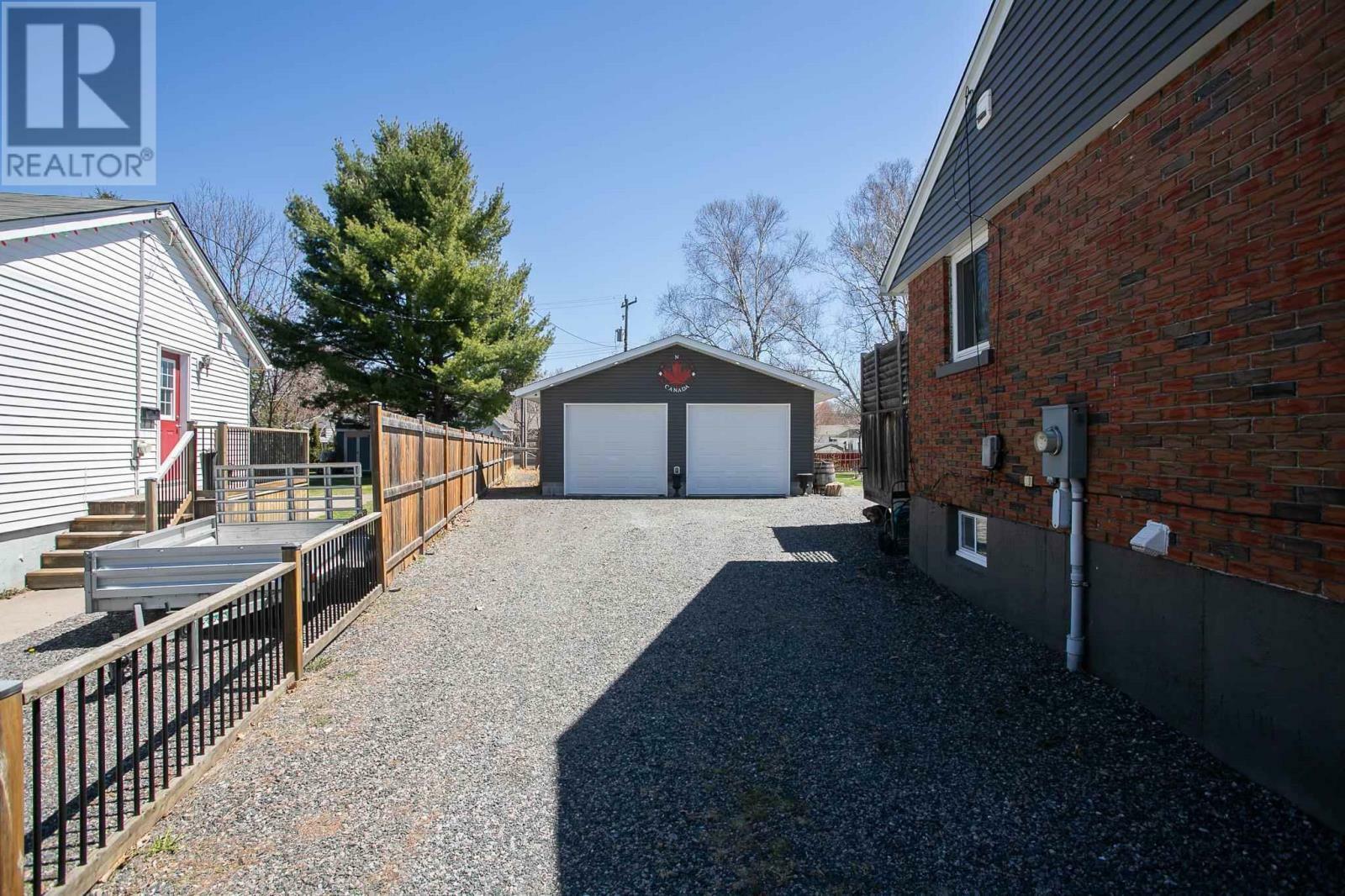 Photo de la propriété: 69 Ashgrove Ave ON P6A 4X3