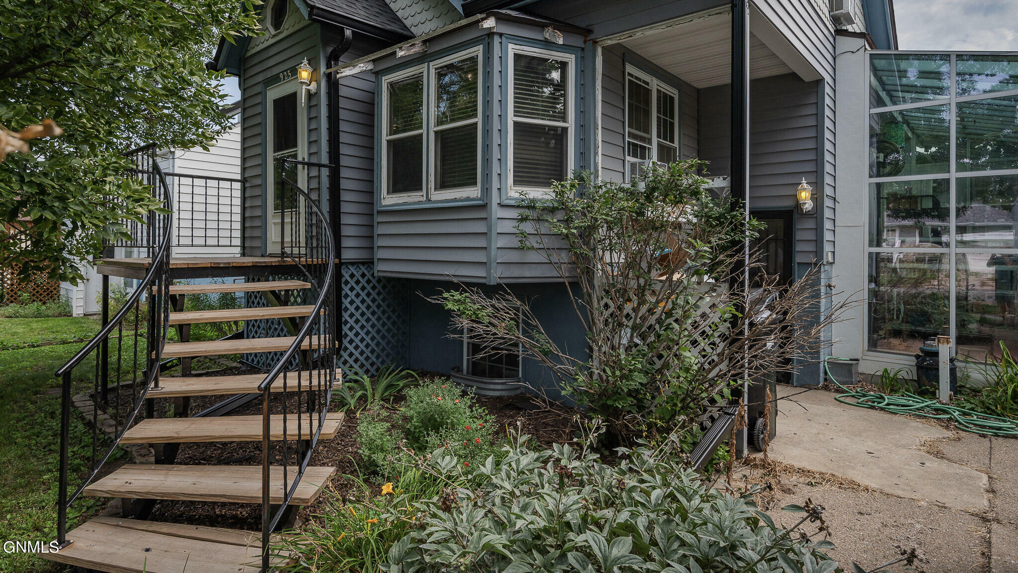 Property Photo: 925 N 13th Street ND 58501