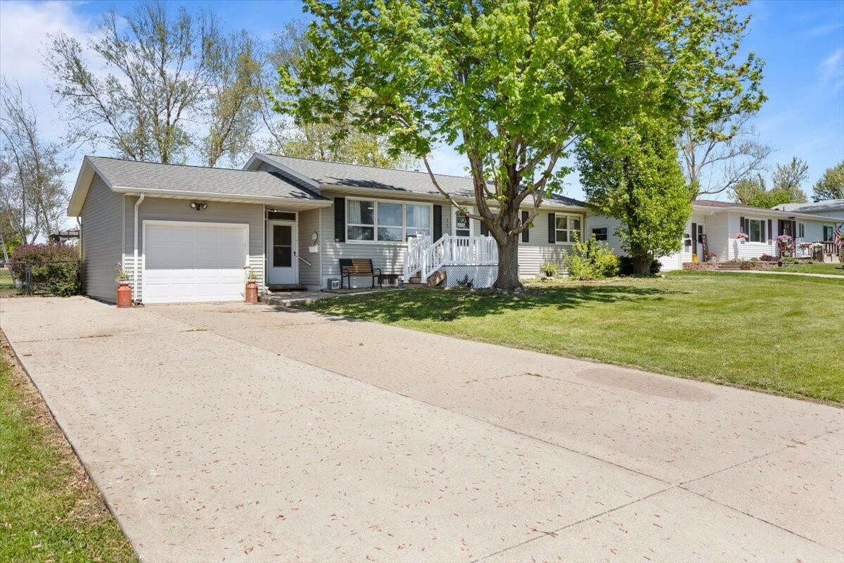 Property Photo: 515 Kingman Boulevard IA 50156