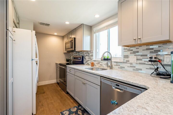 Property Photo:  527 Cape Coral Parkway W 4  FL 33914 