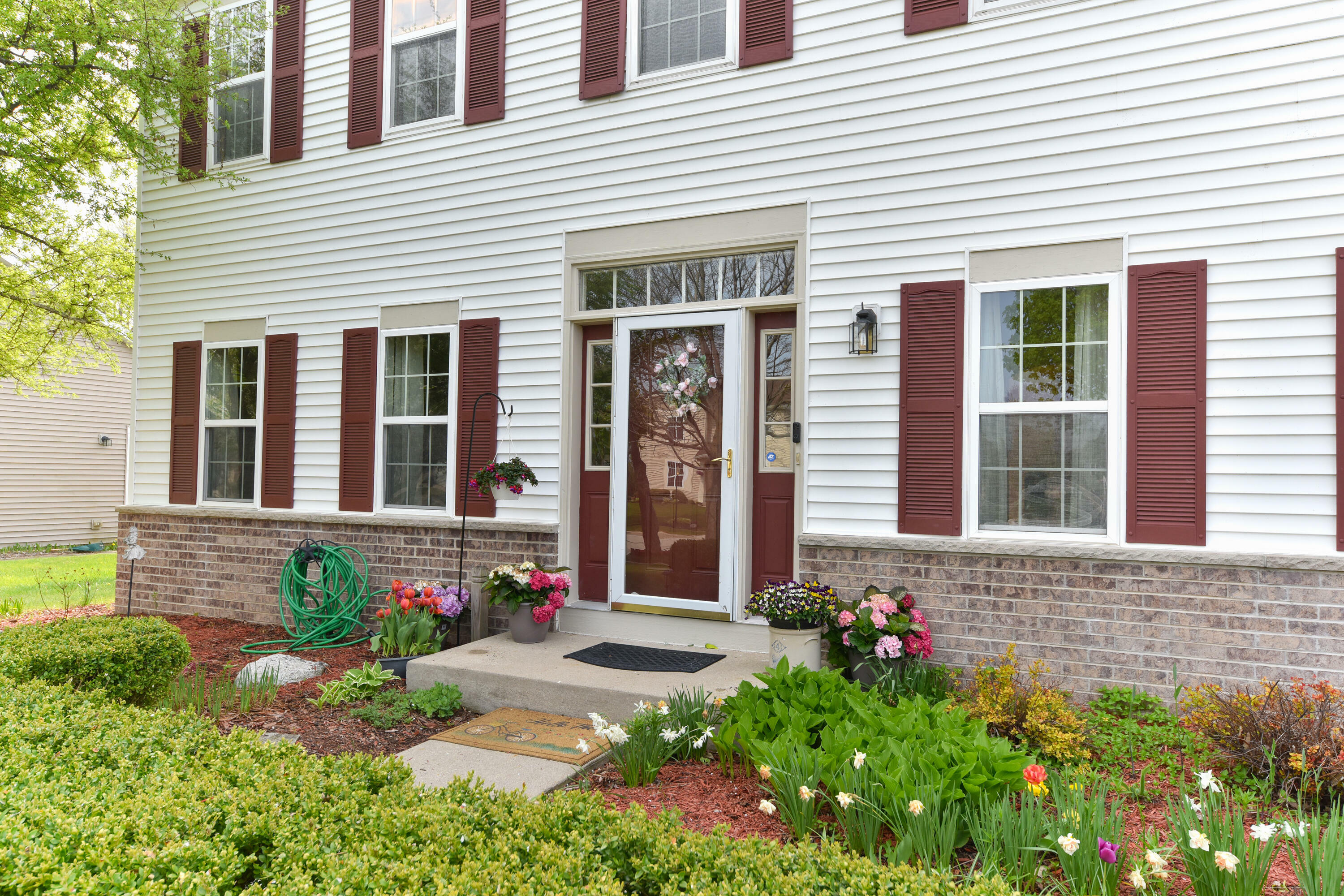 Property Photo:  1145 Iris Ln  WI 53024 