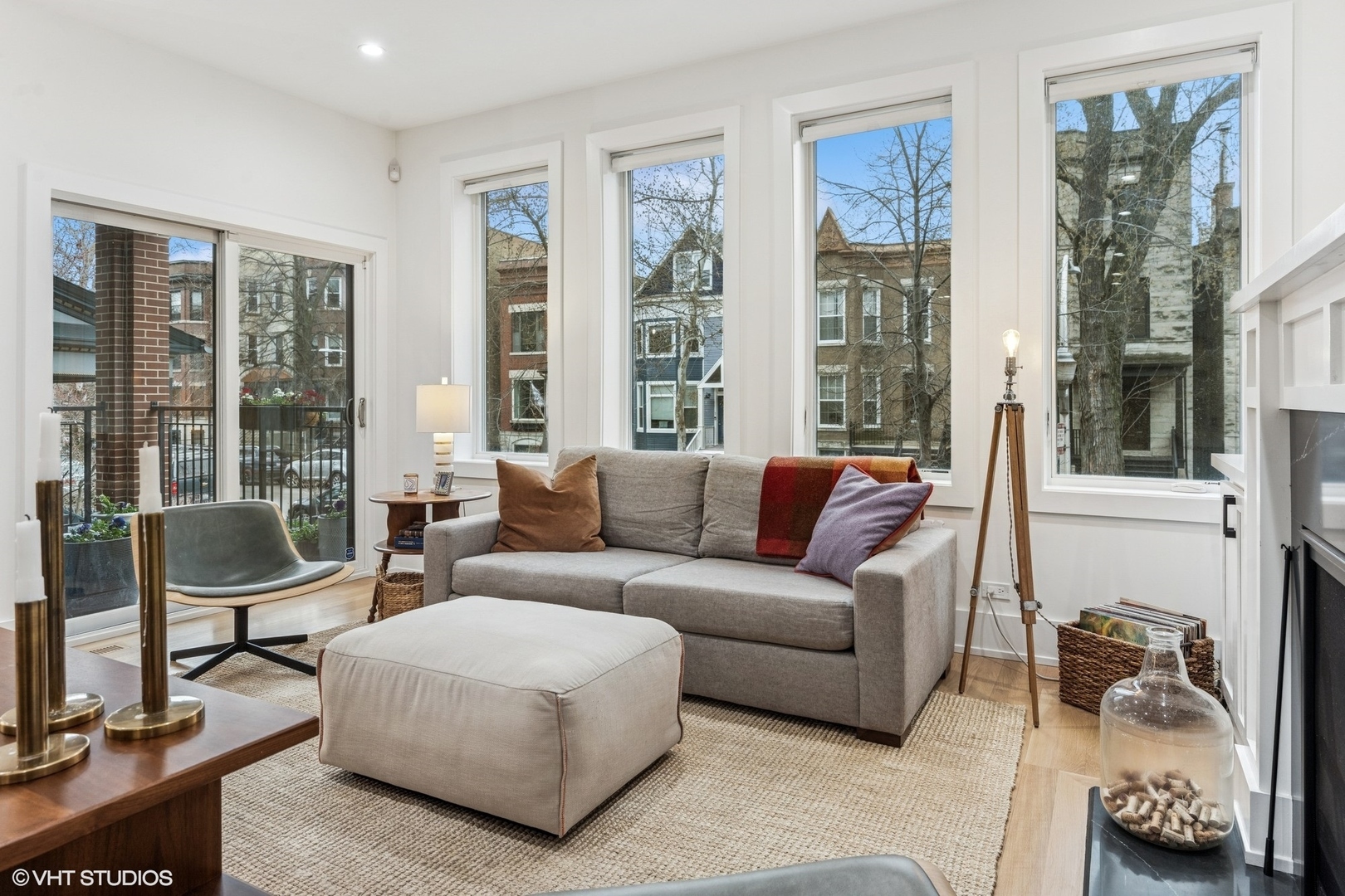 Property Photo: 3837 N Kenmore Avenue 1W IL 60613