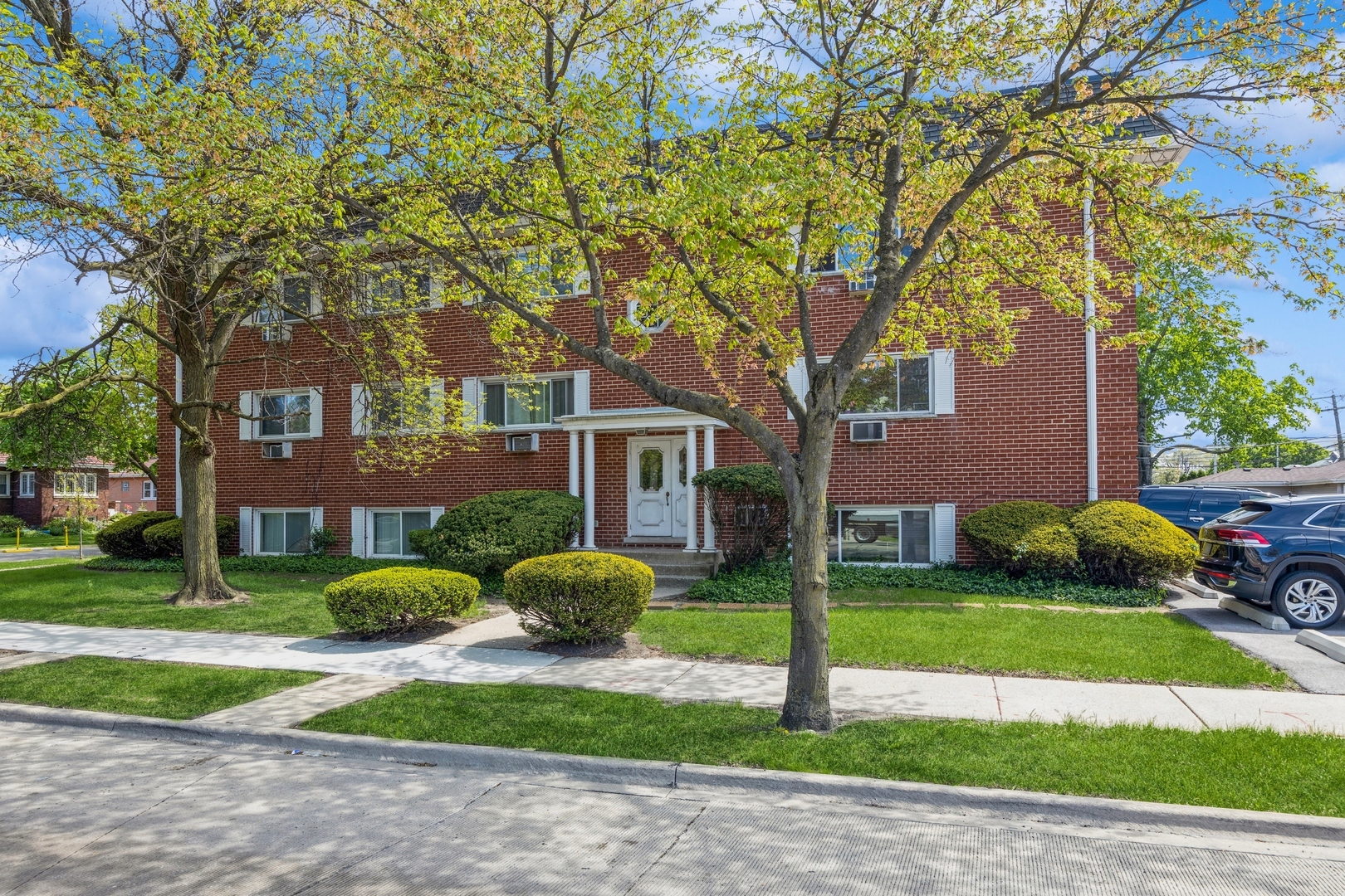Property Photo: 727 S Maple Avenue 301 IL 60304