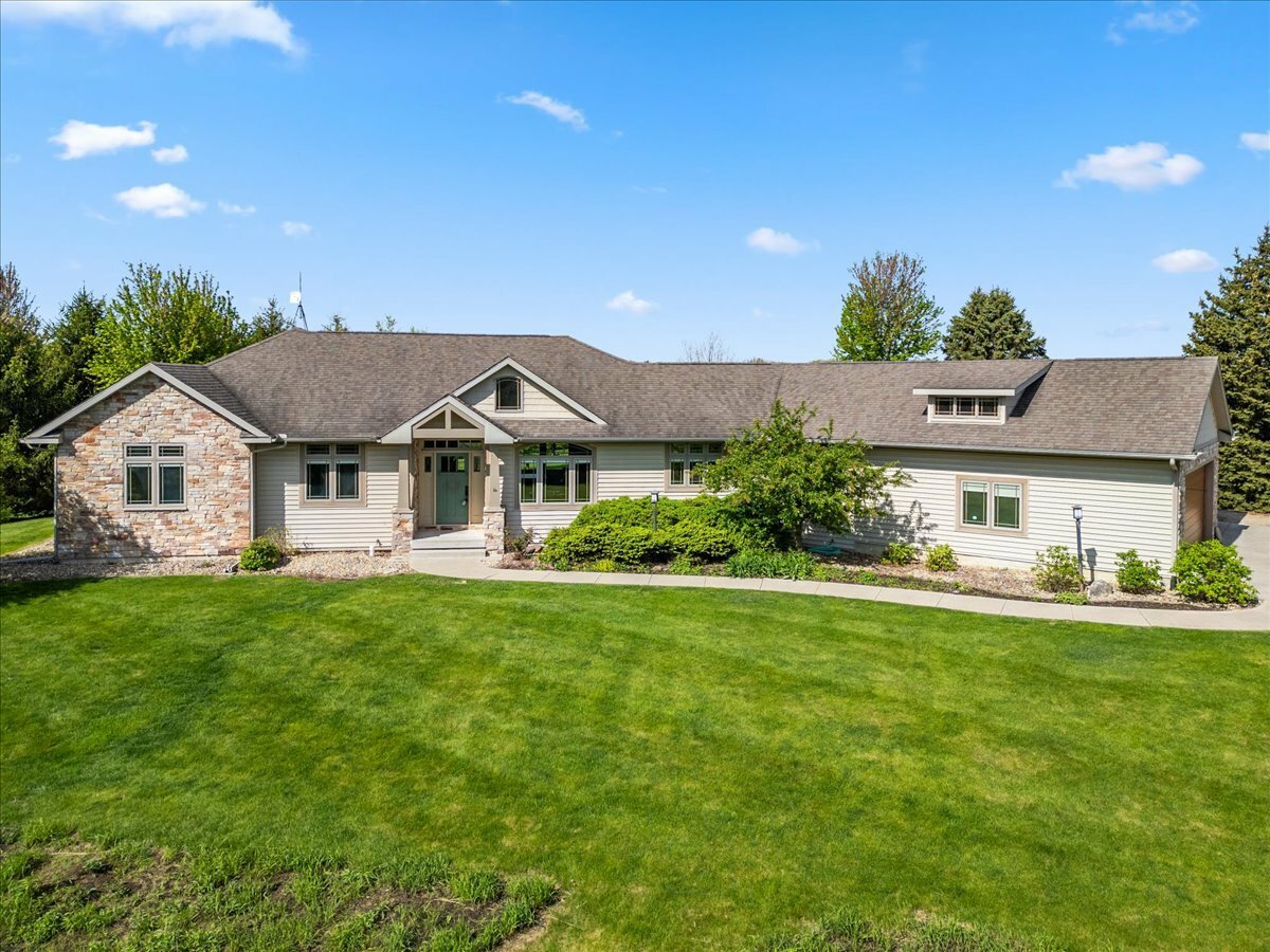 Property Photo: 2297 Deer Ridge Court IL 61725