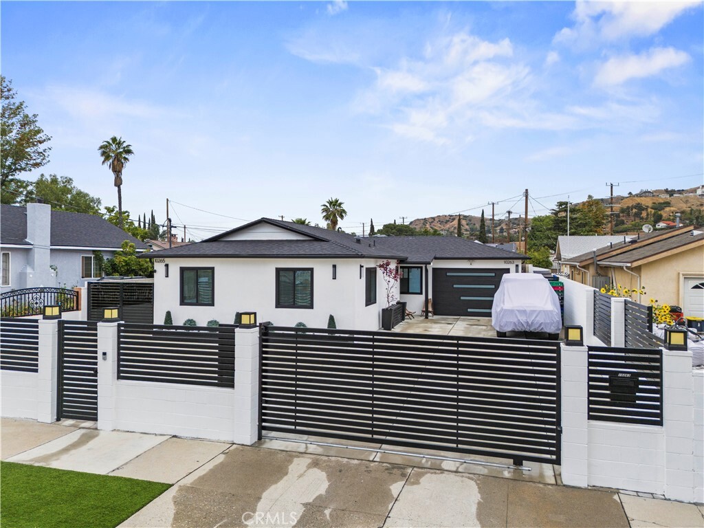 Property Photo:  10263 Strathern Street  CA 91352 