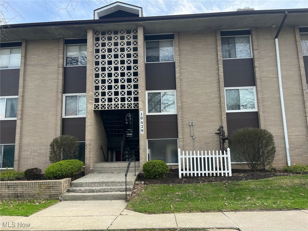 Property Photo: 10429 N Church Drive 117 OH 44130