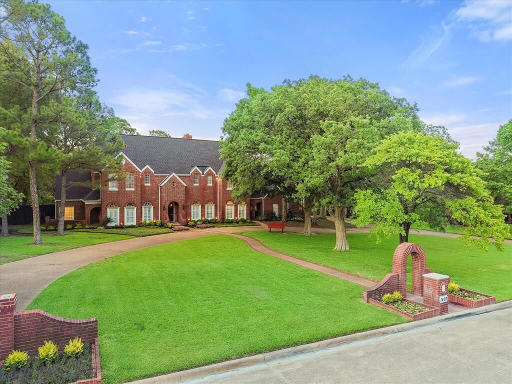 Property Photo: 1402 Plantation Drive TX 76092