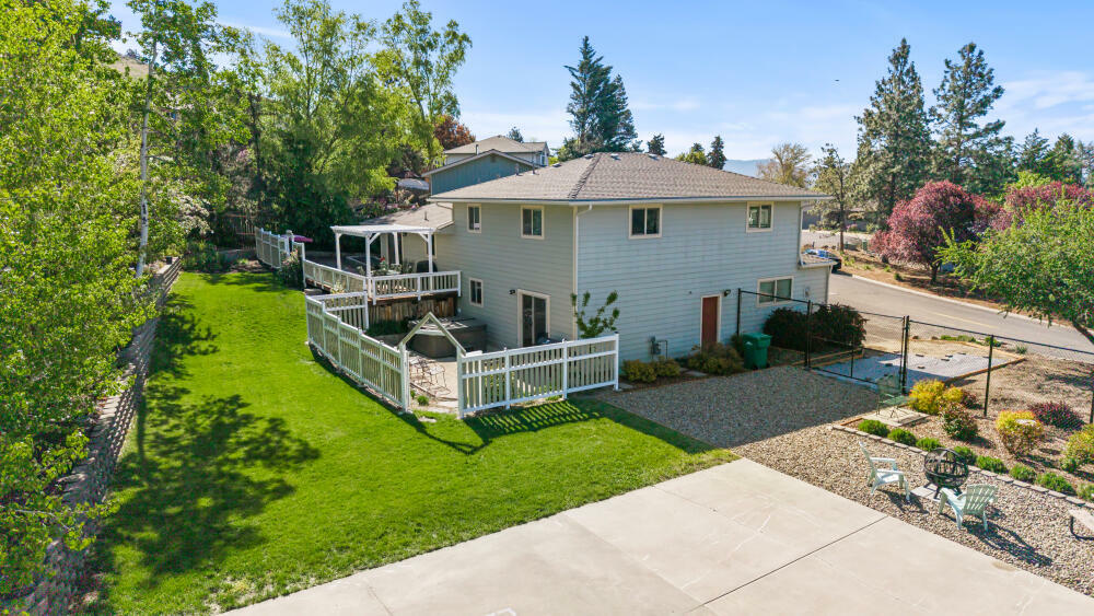 Property Photo: 6719 Cottage Avenue OR 97603