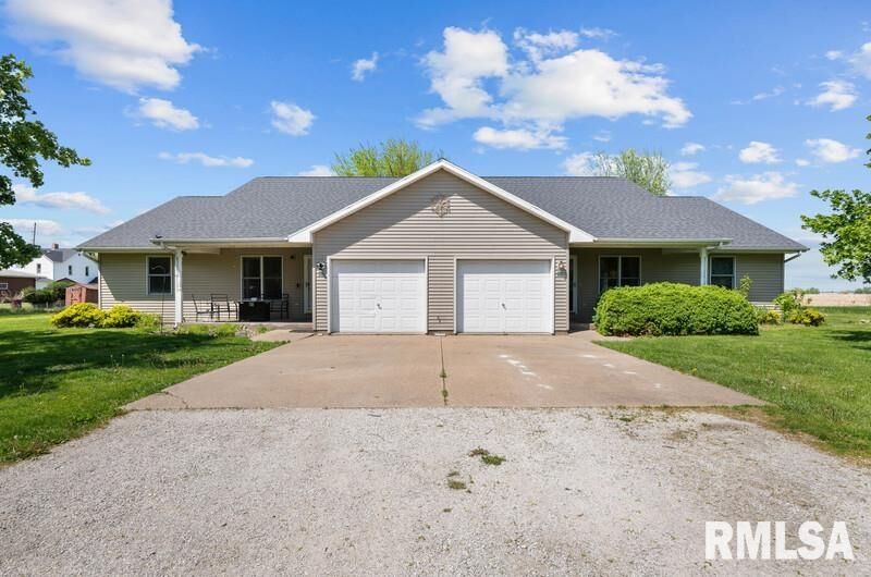 Property Photo: 102-104 Cardinal Drive IL 61412