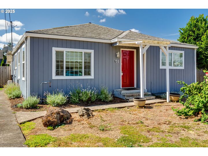 751 W Fairview Dr  Springfield OR 97477 photo