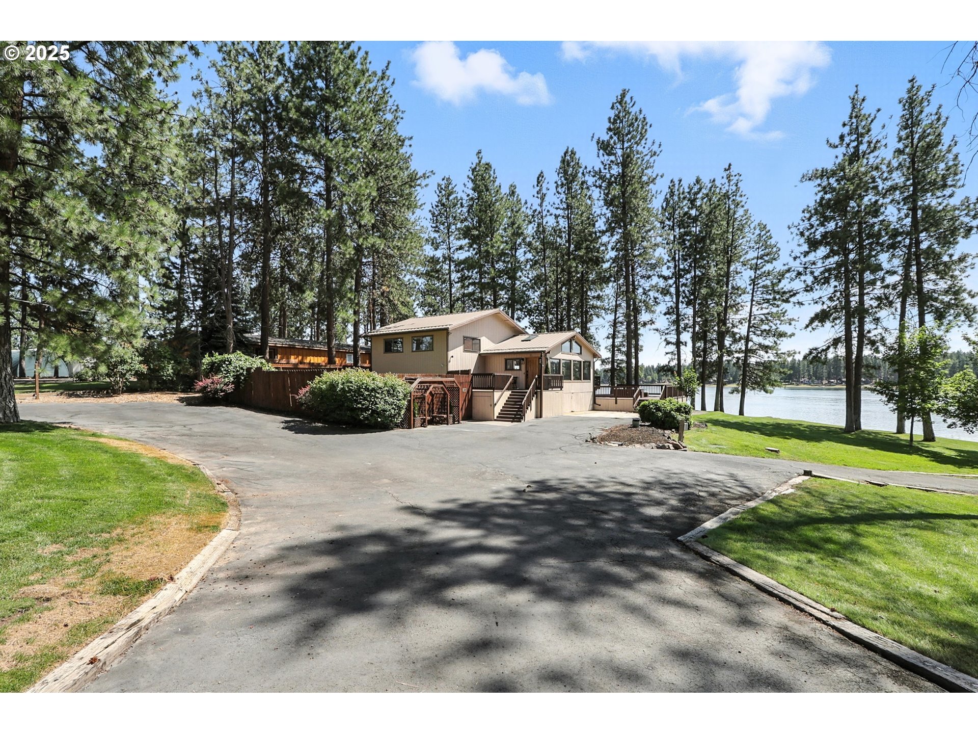 Property Photo: 112 N Sentosa Lake Rd OR 97063