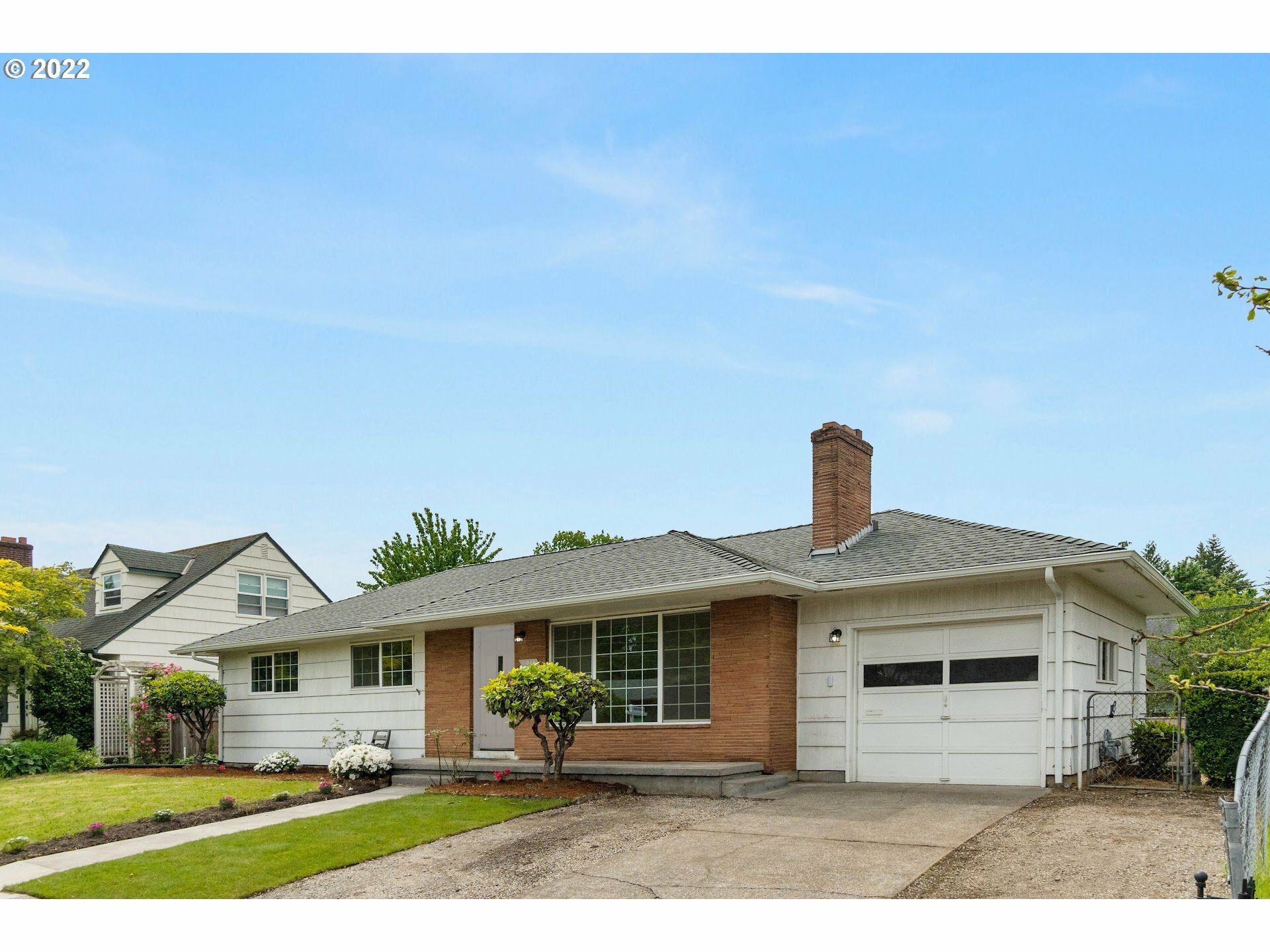 Property Photo: 11040 SE Market St OR 97216