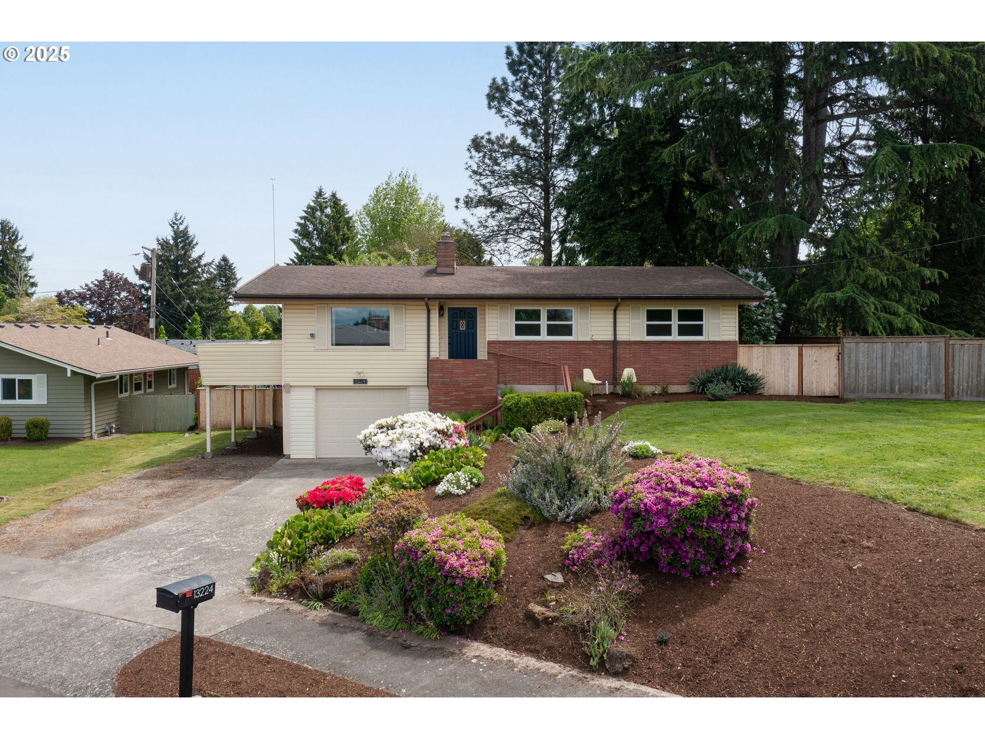 Property Photo: 13224 NE Sacramento Dr OR 97230